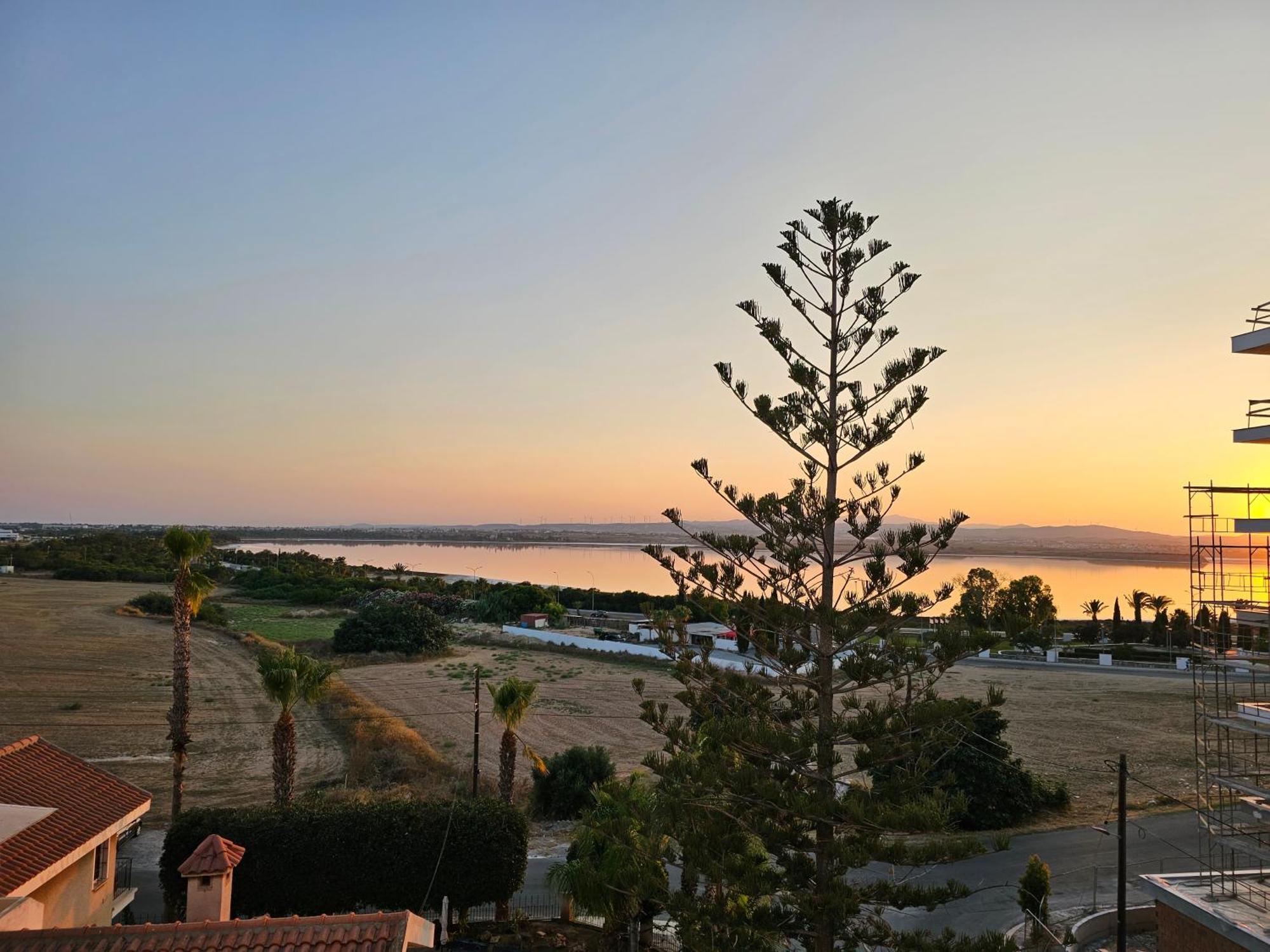 Majestic Sunset Salt Lake Views 300M From Beach Larnaca Exteriér fotografie