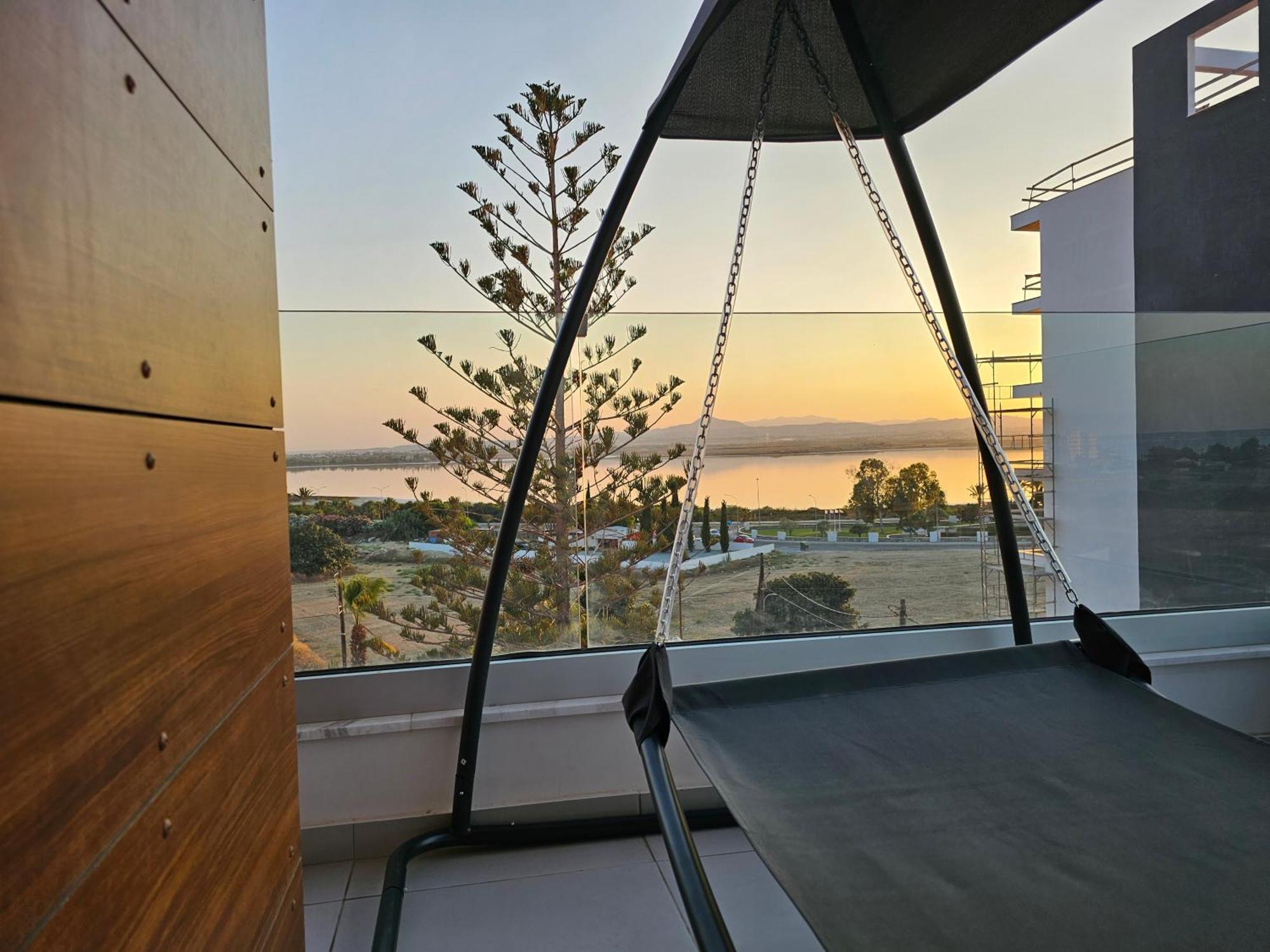 Majestic Sunset Salt Lake Views 300M From Beach Larnaca Exteriér fotografie
